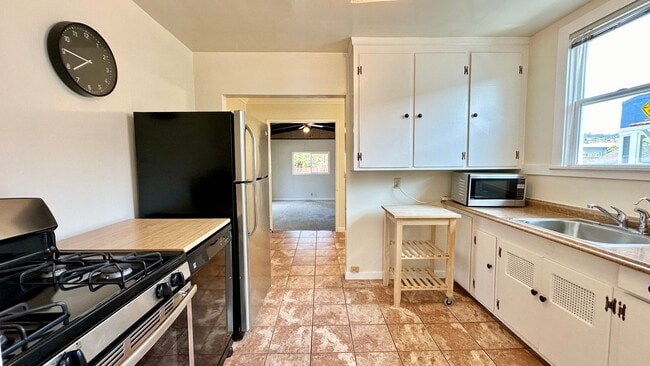 Building Photo - Large & Sunny House & Backyard in a Tranquill Neighborhood of El Cerrito