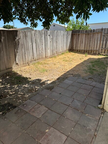 Private fenced back yard - 2120 5th St