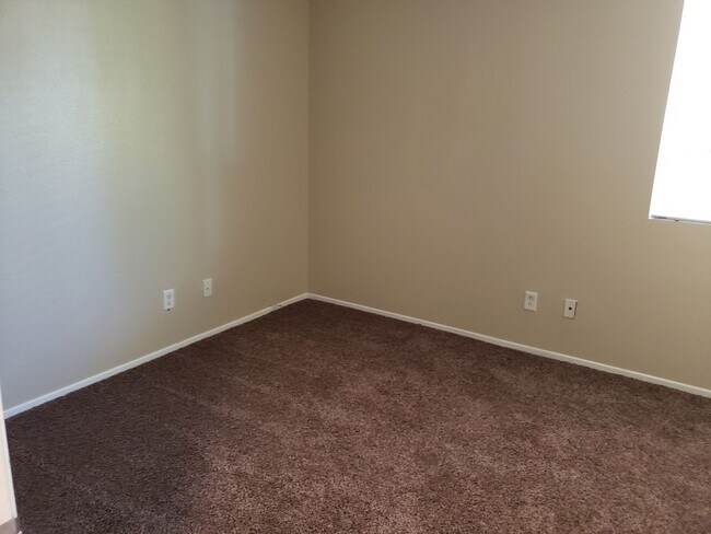 Building Photo - 4 Bedroom 2.75 Bathroom House