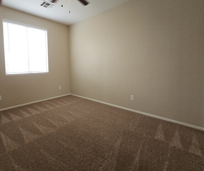 Building Photo - 3631 E Warbler Rd