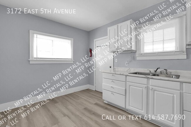 Building Photo - Beautifully Updated Apartment in a Prime L...