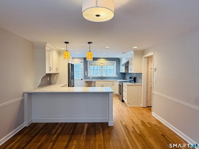 Building Photo - 1091 Round Hill Rd