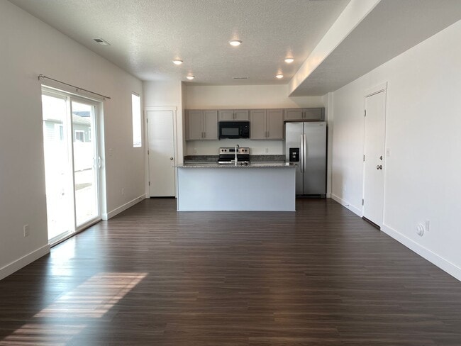 Building Photo - Two-story Single Family Home on Riverside.
