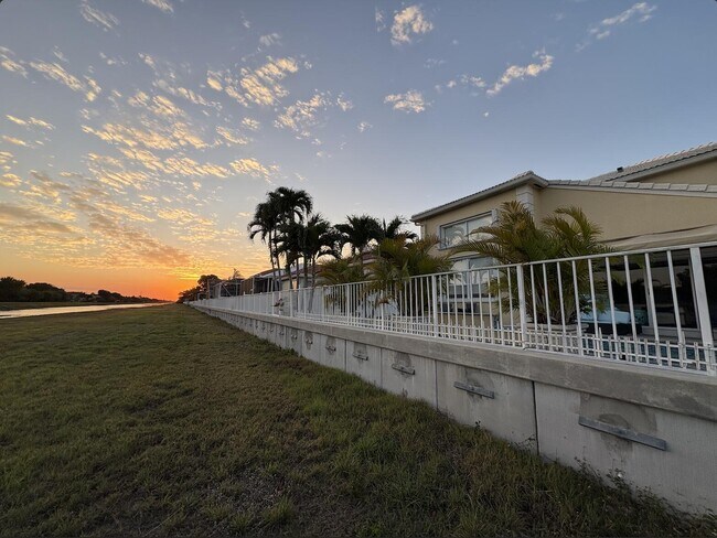 Building Photo - 6362 Brava Way