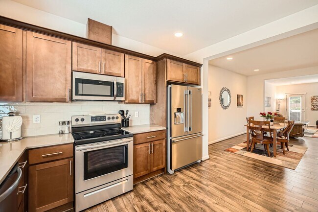 Building Photo - Modern Furnished Townhome in Prime Kent Lo...