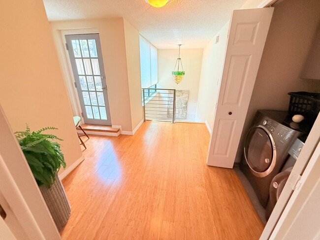 Building Photo - Huge Loft-Style 1 bed 1.5 Bath for Rent in...