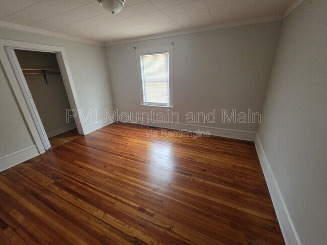 Building Photo - 161 Logan Ave