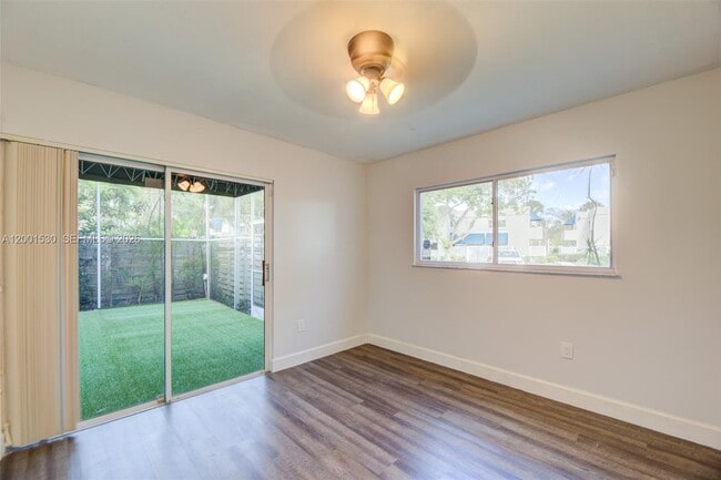 Building Photo - 565 NW 97th Ave