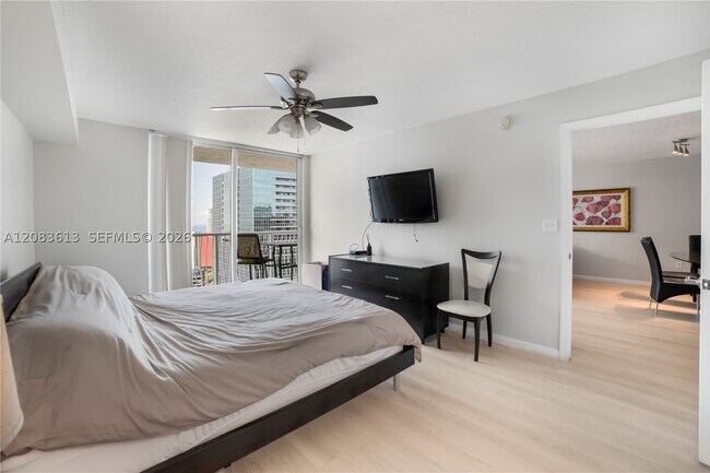 Building Photo - 1200 Brickell Bay Dr