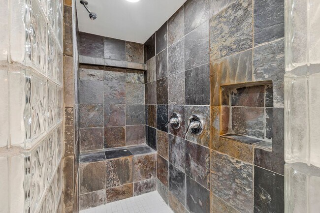 Building Photo - Big and Comfy Townhouse