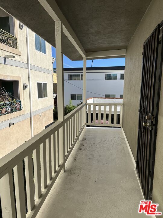 Building Photo - 342 1/2 S Serrano Ave