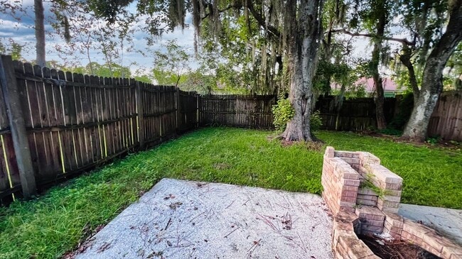 Building Photo - 5647 Bennington Dr