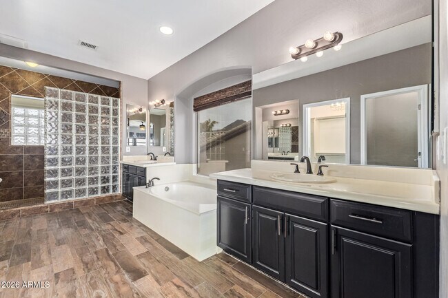 Building Photo - 10271 Jasmine Dr