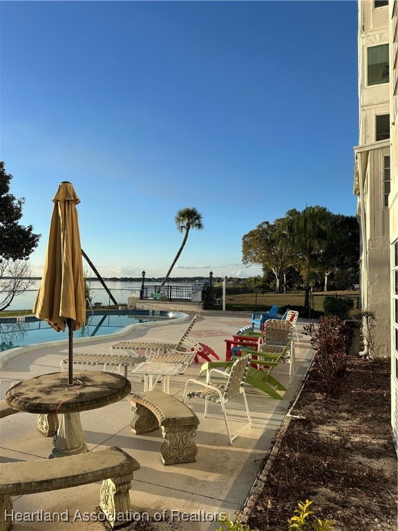 Building Photo - 2131 Lakeview Dr