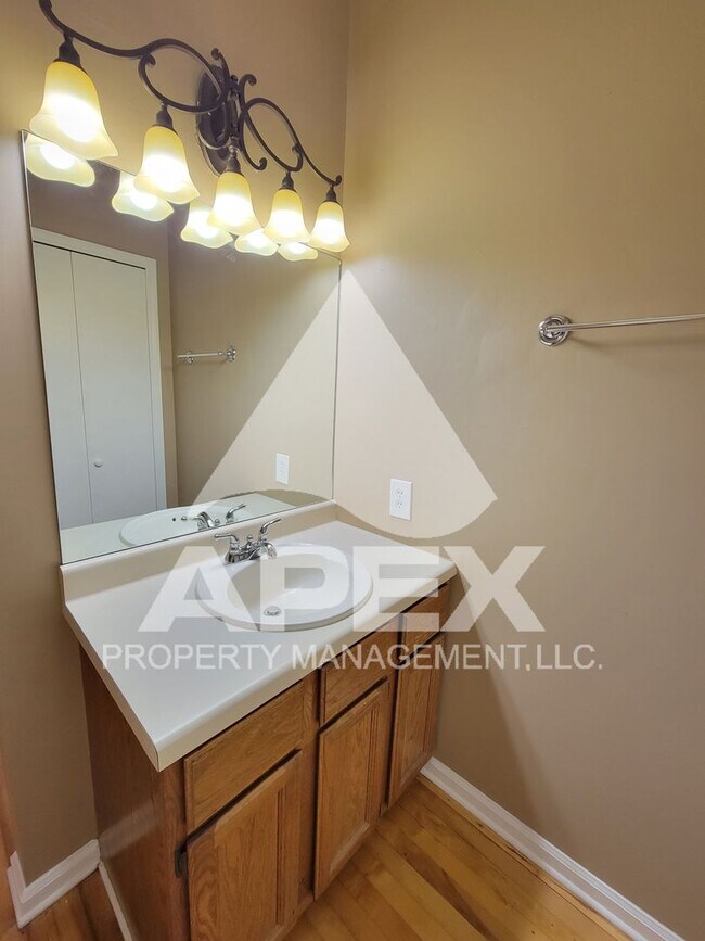 Building Photo - 3 Bed/ 2.5 Ba home w/Hardwood floors, Fire...