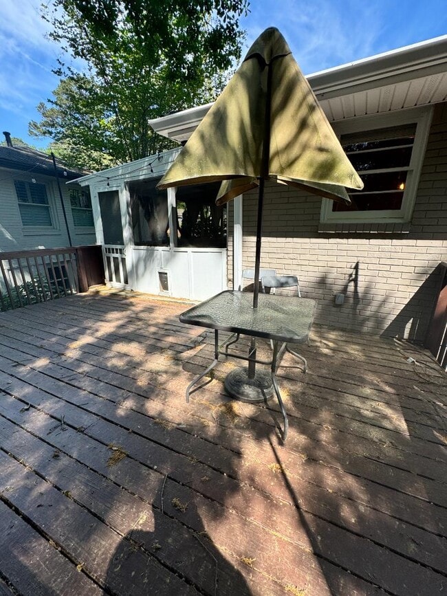 Building Photo - 2002 E Drew Valley Rd NE