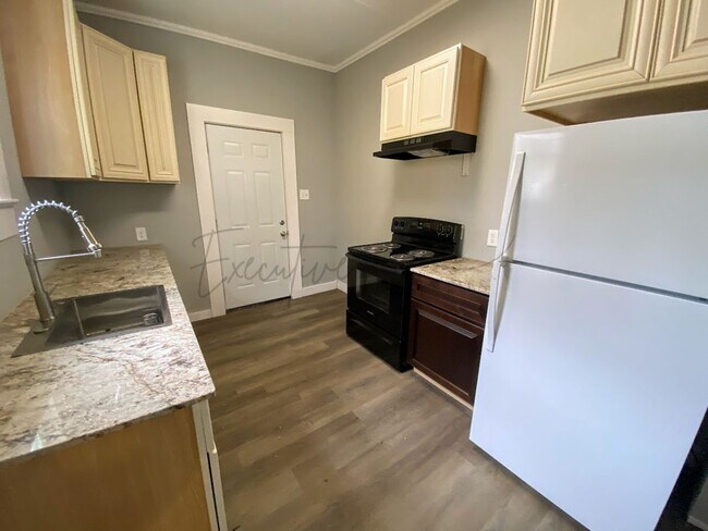 Building Photo - Fully Updated 2-Bedroom 1-Bathroom House i...