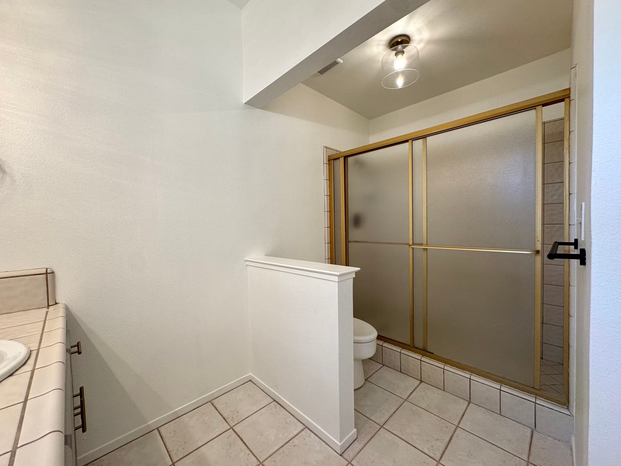 Master bathroom - 983 E Foxhill Dr