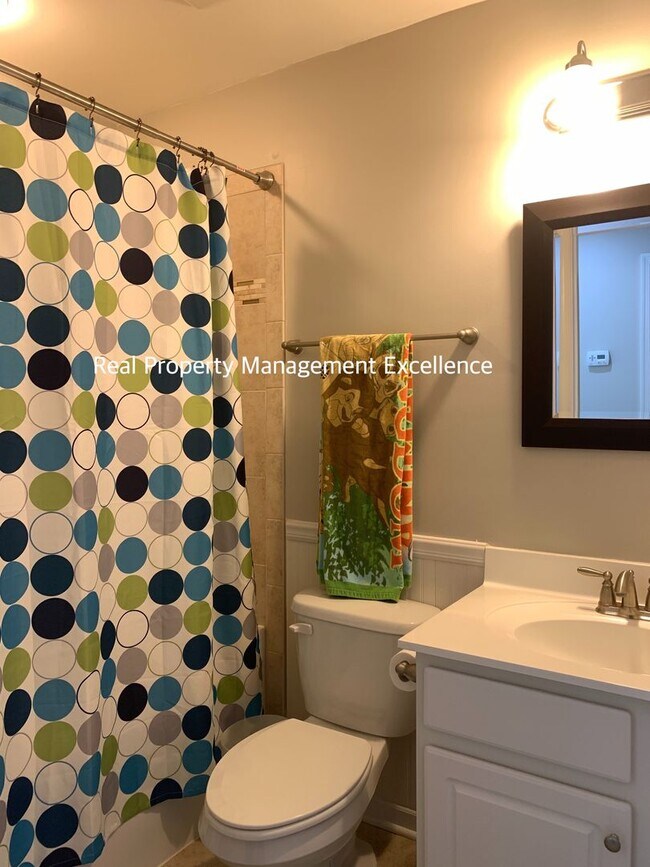 Building Photo - Gorgeous End-Unit TH In Desired Cary Locat...