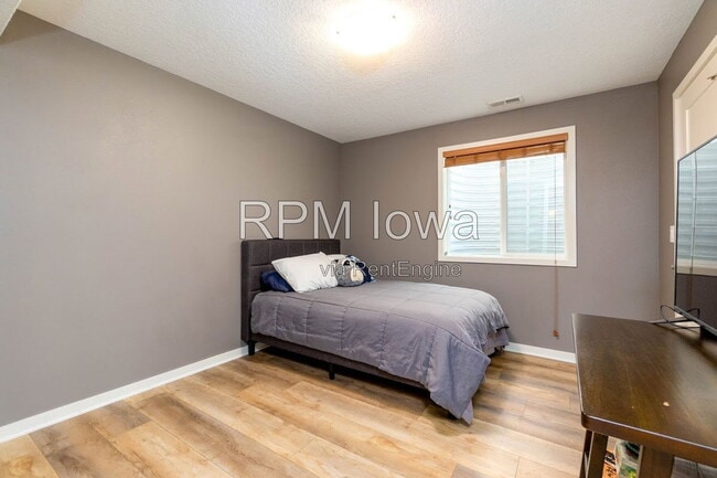 Building Photo - 1651 SW Arlan Dr