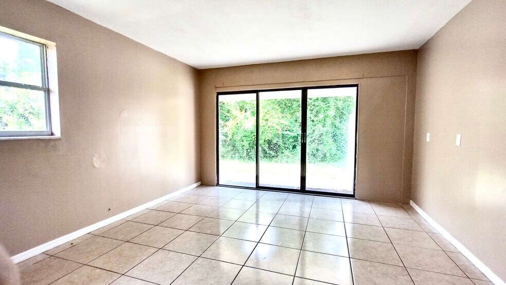 Building Photo - 1348 W Evans Cir