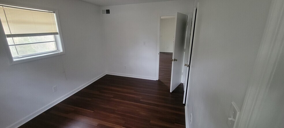 Building Photo - 1730 River Front Dr