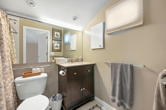 Building Photo - 2552 Hyde St