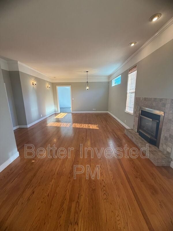 Building Photo - 559 N Oak St