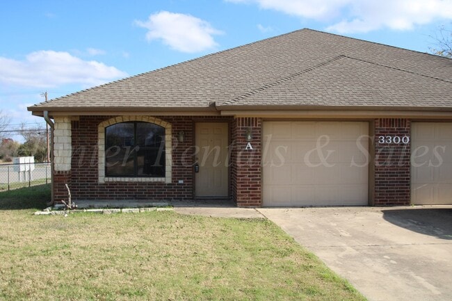 Building Photo - Spectacular Duplex--Won't last long!