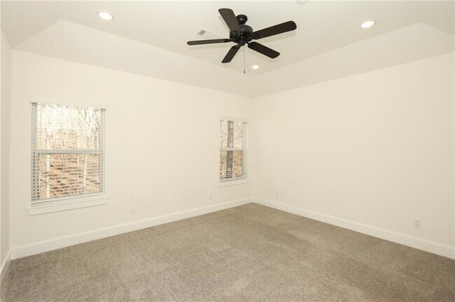 Building Photo - 12 Celtic Dr