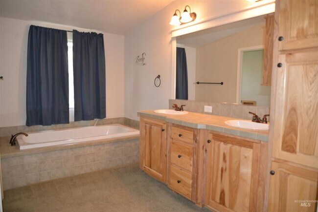 Building Photo - Beautiful open concept home located on Cle...