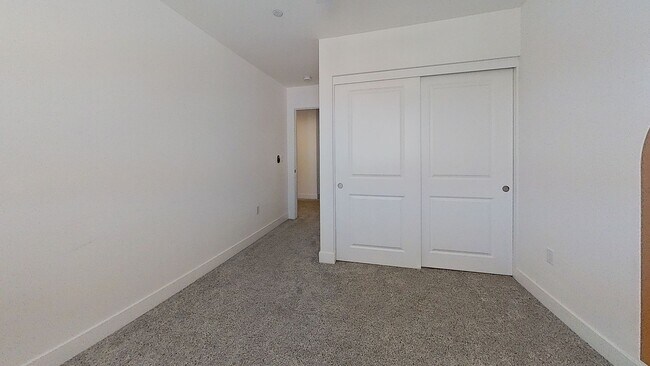 Building Photo - Stunning 5-Bedroom Home in the Heart of Re...