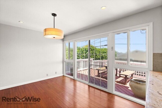 Building Photo - 1120 Oakwood Dr