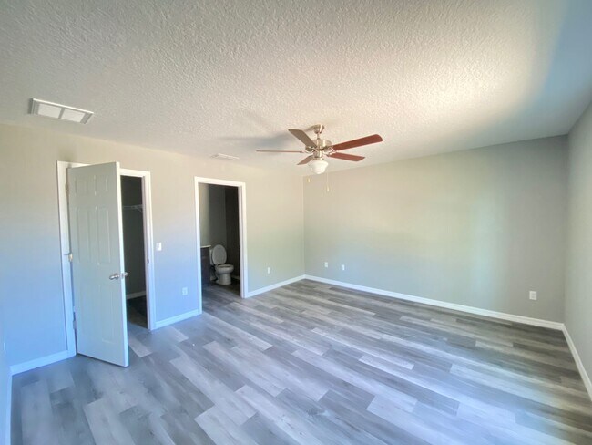 Building Photo - Desirable SW Ocala Neighborhood 3/2/2 **WON"T LAST**