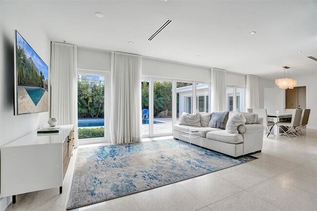 Building Photo - 2514 Yacht Club Blvd