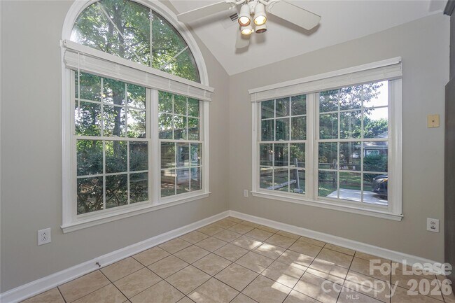 Building Photo - 840 Emerson Dr