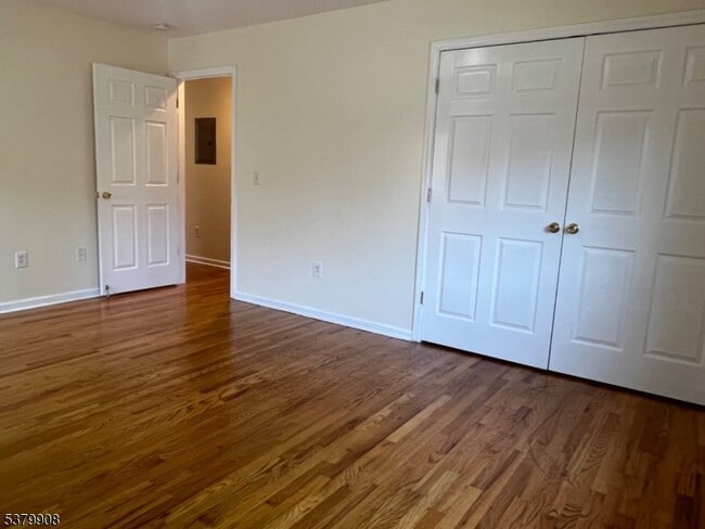 Building Photo - 346 River Dr