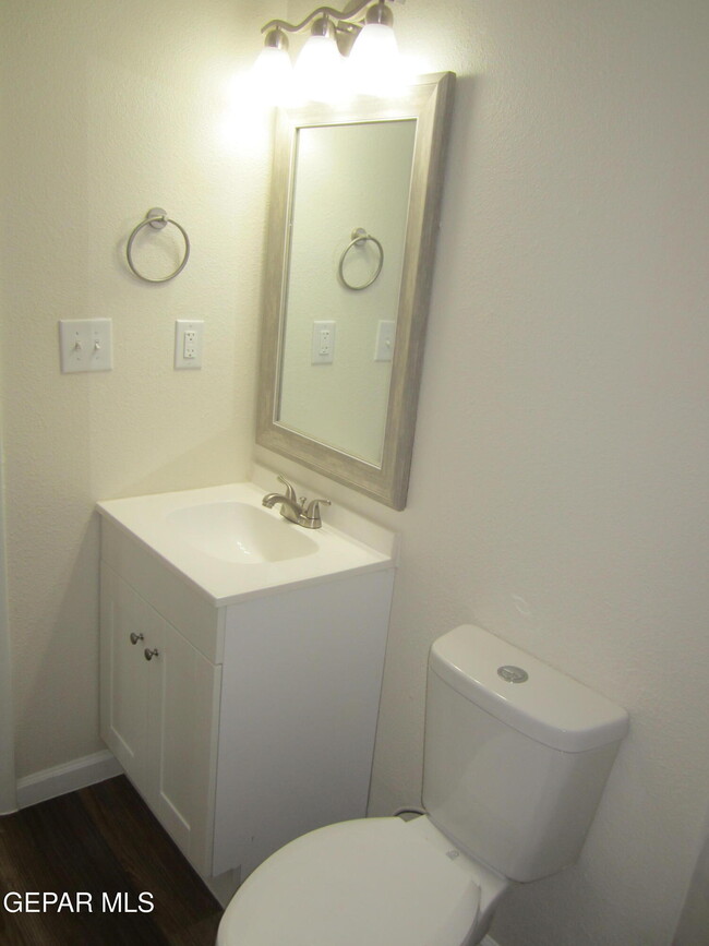 Building Photo - 305 Corvena Way