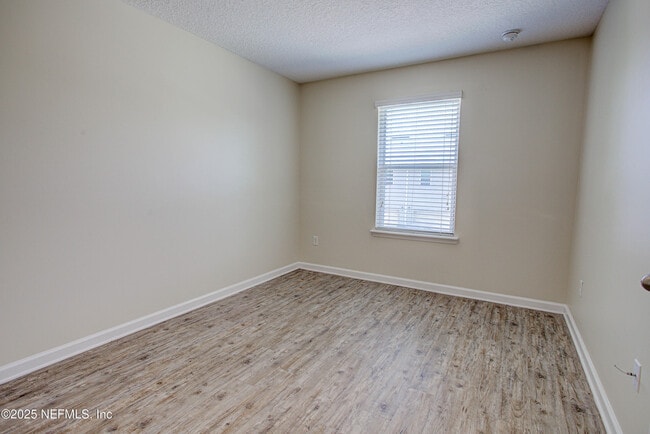 Building Photo - 417 Oasis Ln