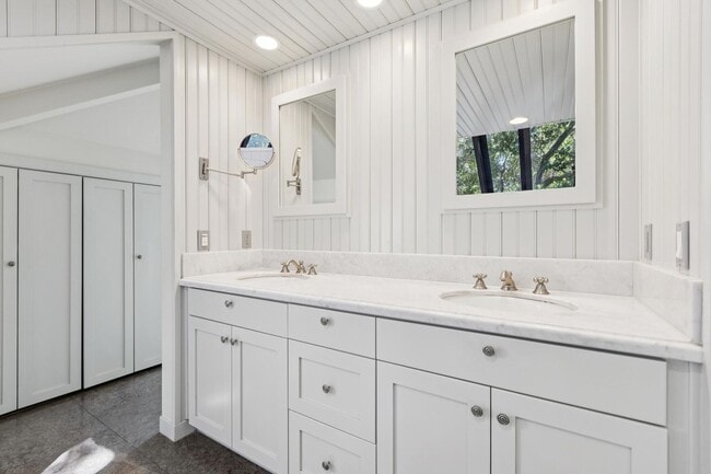 Building Photo - Beautifully Appointed Atherton Estate with...