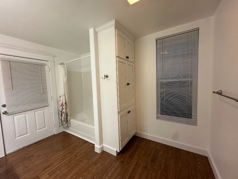 Building Photo - 403 Abby Rd