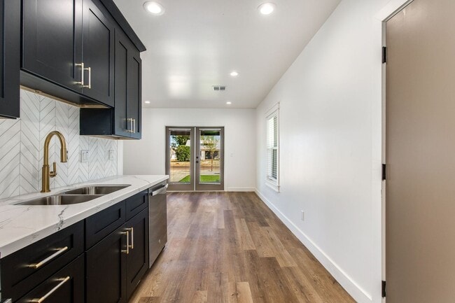 Building Photo - 1329