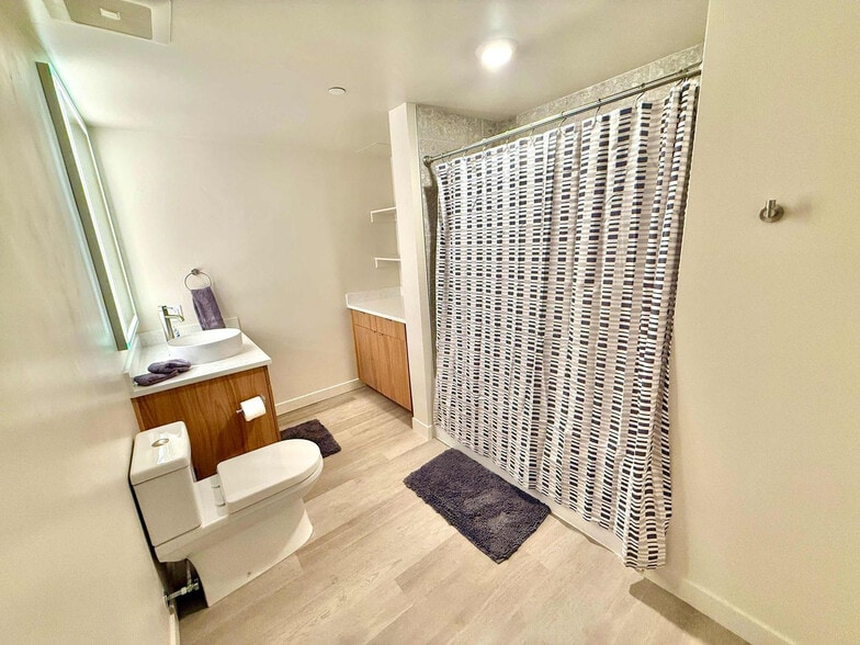 Building Photo - 360 W 200 S