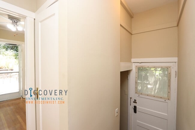 Building Photo - Piedmont Home with Bedroom Suite and Enclosed Yard