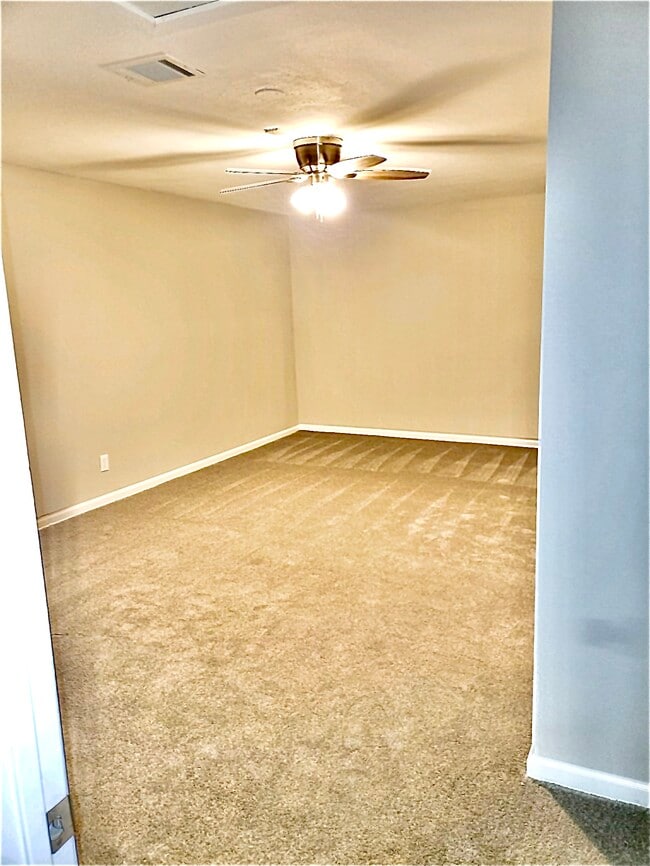 Oversized 3rd bedroom or playroom (14ft x 20ft). Includes new carpet - 10015 Valley Lake Dr