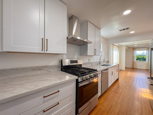 Building Photo - 958 Camulos St