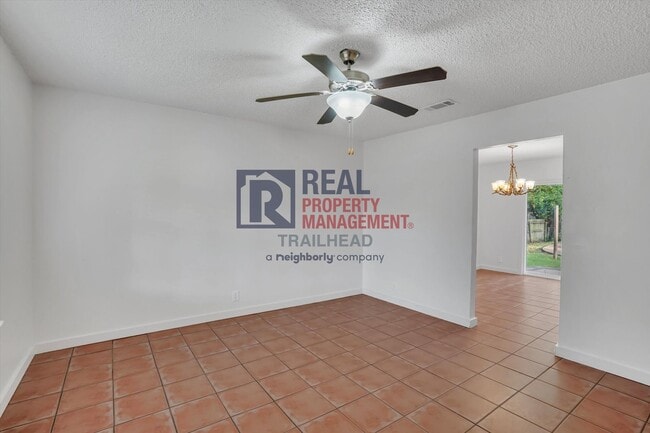 Building Photo - Inviting Home with Pool in Established Cleburne Neighborhood