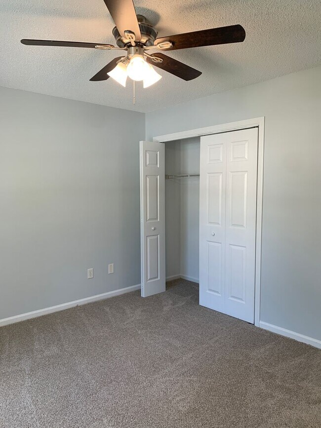 Building Photo - 3 BD, 2 BA House: Freshly Painted + New Flooring + Available Now!