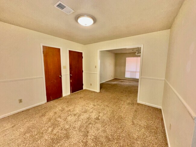 Building Photo - 38 Circle Dr