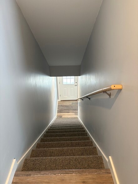 Building Photo - 867 Upper Pleasant Valley Rd